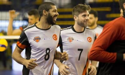 O oposto Wallace e seus dois conterrâneos do Spor Toto, da Turquia, foram derrotados pelo VC Greenyard Maaseik, da Bélgica, nas oitavas de final da Copa Europeia de vôlei. O campeão olímpica na Rio-2016 teve uma atuação abaixo das expectativas no revés em sets diretos. Além dele, Leozinho e Thiago Gelinski, mais 17 brasileiros entraram em quadra por torneios continentais ou campeonatos nacionais