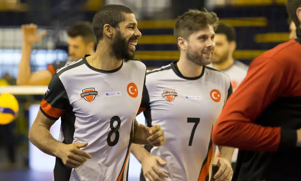 O oposto Wallace e seus dois conterrâneos do Spor Toto, da Turquia, foram derrotados pelo VC Greenyard Maaseik, da Bélgica, nas oitavas de final da Copa Europeia de vôlei. O campeão olímpica na Rio-2016 teve uma atuação abaixo das expectativas no revés em sets diretos. Além dele, Leozinho e Thiago Gelinski, mais 17 brasileiros entraram em quadra por torneios continentais ou campeonatos nacionais