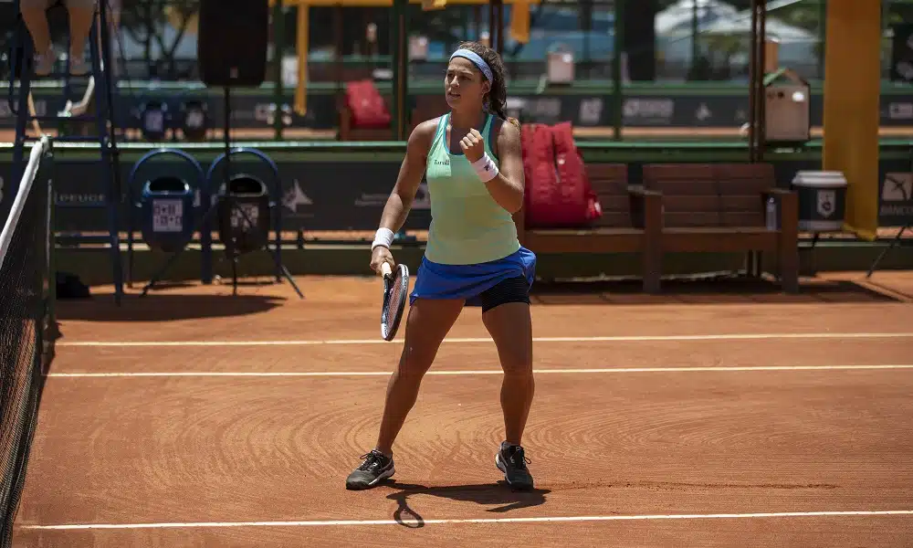 Carol Meligeni supera cãibras e faz nova final em Cairo