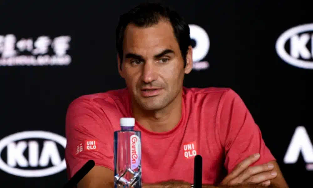 Roger Federer não participará do Australian Open de 2021, programado para começar no dia 8 de fevereiro. O tenista suíço, dono de 20 títulos de Grand Slams, é líder entre os homens ao lado do espanhol Rafael Nadal. Ele optou por retornar a competir somente após o torneio que será disputado em Melbourne. O atleta, de 39 anos, está se preparando para voltar a jogar depois de duas cirurgias no joelho direito