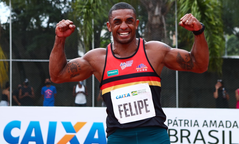 O atletismo brasileiro garantiu mais uma vaga nos Jogos Olímpicos de Tóquio, em 2021, neste sábado (12). Felipe Vinicius dos Santos (AABLU) terminou em primeiro no decatlo no Troféu Brasil, com 8.364 pontos, e se garantiu na Olimpíada. O decatleta alcançou o índice, que era de 8.350. Com esse resultado, o competidor paulista se tornou o segundo melhor brasileiro da história na prova, atrás apenas de Carlos Chinin, que tem 8.393 e 8.388.
