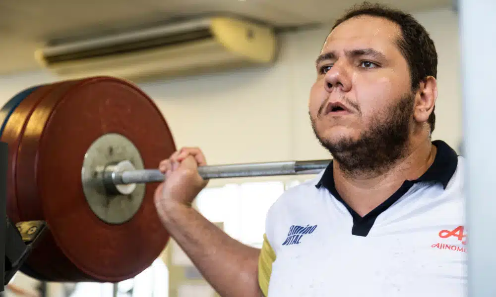 Dono de duas medalhas olímpicas no judô, bronze em Londres-2012 e Rio-2016, e cinco pódios em Mundiais, duas pratas e três terceiros lugares, o judoca Rafael Silva, o Baby, resolveu mostrar que o esporte é mais um dos seus talentos. Além de derrubar os rivais nos tatames, o atleta peso pesado apresentou suas habilidades na cozinha ao preparar dois pratos práticos e nutritivos: frango com batata-doce ao molho e overnight oats.