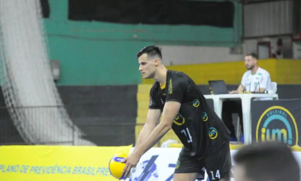 O oposto Renan Buiatti, integrante do Vôlei UM Itapetininga, é um dos destaques da Superliga masculina 2020/21. Após transferência frustrada para a França, o jogador assinou com o clube do interior de São Paulo e, após sete jogos pela competição nacional, é o líder na pontuação, com 133 acertos. O atleta, de 30 anos e 2m17, foi forçado a regressar ao Brasil após ter seu contrato rescindido com o Tours, da primeira divisão francesa.