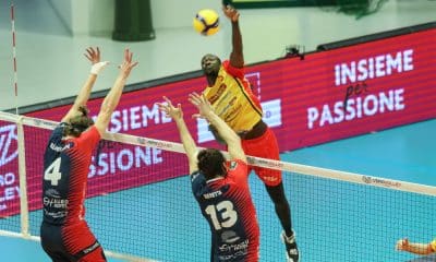 A terça-feira (19) não foi nada favorável aos brasileiros do vôlei que atuam no exterior. Quatro jogadores do país entraram em quadra e nenhum conseguiu vencer. Foram três partidas, cada uma delas em uma nação diferente. Os centrais Luizinho Sene, na França, e Flávio Gualberto, na Polônia, o ponteiro Victor Birigui e o oposto Abouba, ambos na Itália, foram derrotados e com atuações discretas