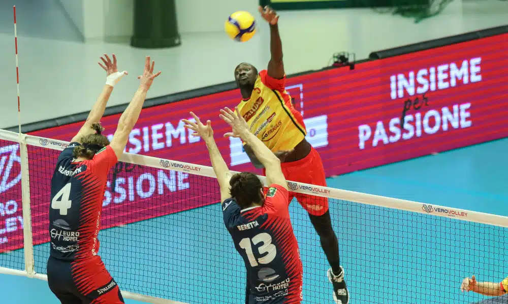 A terça-feira (19) não foi nada favorável aos brasileiros do vôlei que atuam no exterior. Quatro jogadores do país entraram em quadra e nenhum conseguiu vencer. Foram três partidas, cada uma delas em uma nação diferente. Os centrais Luizinho Sene, na França, e Flávio Gualberto, na Polônia, o ponteiro Victor Birigui e o oposto Abouba, ambos na Itália, foram derrotados e com atuações discretas