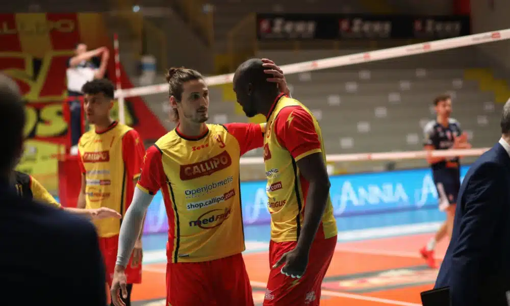 Dois jogadores brasileiros que atuam na mesma posição estiveram em lados diferentes da quadra pela Liga Italiana de vôlei masculino (Superlega). Os opostos Abouba, canhoto e ex-Taubaté, e Luan Weber, destro e ex-Cruzeiro, fizeram um duelo particular que foi vencido pelo atacante que disparou pancadas com a mão esquerda. No ginásio PalaMaiata, em Vibo Valentia, o Calabria venceu o Allianz Milano