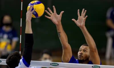 O Sada Cruzeiro segue mais líder do que nunca na Superliga masculina 2020/21. Neste sábado (16), o time celeste bateu o Minas Tênis Clube, no ginásio do Riacho, em Contagem (MG) e conseguiu a vingança da derrota do primeiro turno com um incontestável 3 sets a 0: 26/24, 25/18 e 25/22. O oposto Alan, do time vitorioso, foi o líder em pontos do jogo, com 17 acertos. Ele também foi o eleito o melhor em quadra e levou o Troféu VivaVôlei.