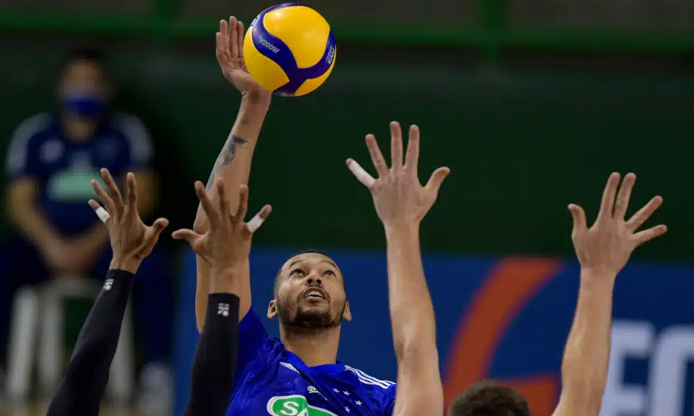 O Sada Cruzeiro segue mais líder do que nunca na Superliga masculina 2020/21. Neste sábado (16), o time celeste bateu o Minas Tênis Clube, no ginásio do Riacho, em Contagem (MG) e conseguiu a vingança da derrota do primeiro turno com um incontestável 3 sets a 0: 26/24, 25/18 e 25/22. O oposto Alan, do time vitorioso, foi o líder em pontos do jogo, com 17 acertos. Ele também foi o eleito o melhor em quadra e levou o Troféu VivaVôlei