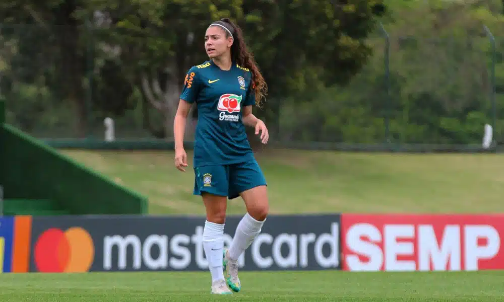 Hegemônico no futebol feminino europeu, o Lyon é o atual pentacampeão da UEFA Champions League e, no total, soma sete conquistas da competição. É para esse clube vitorioso que vai a meia Angelina, se tornando a primeira brasileira da história a vestir a camisa do time francês. A jogadora, que defendeu o Palmeiras em 2020, está com 20 anos e acertou contrato de três temporadas. Os termos financeiros não foram divulgados.