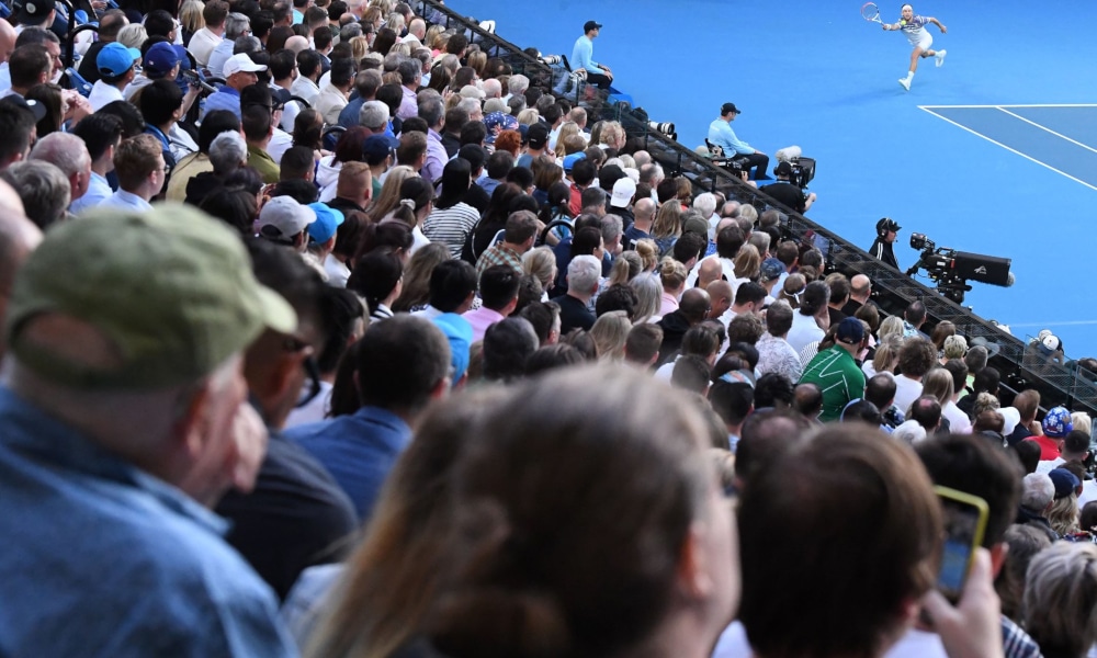 O calendário de Grand Slams se inicia sempre com o Aberto da Austrália e em janeiro. Desta vez, em 2021, a competição mudou para fevereiro e a primeira data de jogos será no dia 8 . Essa alteração foi motivada pela pandemia do coronavírus. Neste momento, os principais astros do tênis mundial começam a chegar a Melbourne. E isso motivou reclamações de australianos que estão confinados fora do país e não conseguem regressar.