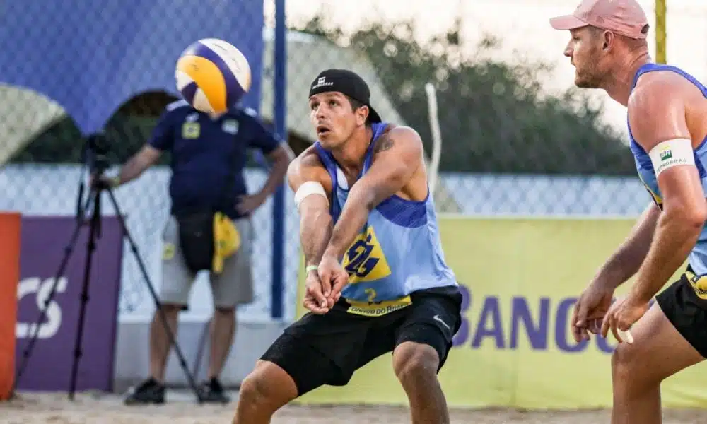 Das duplas olímpicas, Álvaro Filho e Alison tiveram o melhor desempenho, mas foram eliminados nas quartas de final (Ana Patrícia/Inovafoto/CBV)