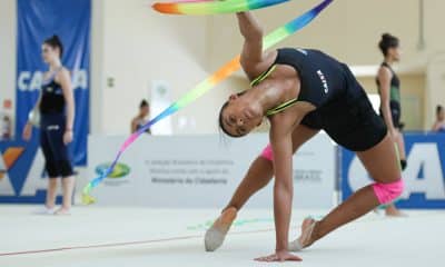 Bárbara Domingos, atleta da ginástica rítmica, se apresentará de uma maneira bem brasileira em 2021. Vice-campeã dos Jogos Pan-Americanos de Lima-2019 na fita, a atleta terá uma nova série no aparelho e a trilha sonora escolhida foi o samba. Em 2020, durante o isolamento social por conta da pandemia do coronavírus, a ginasta teve um encontro definitivo com o ritmo ao tentar aprender a tocar cavaquinho.