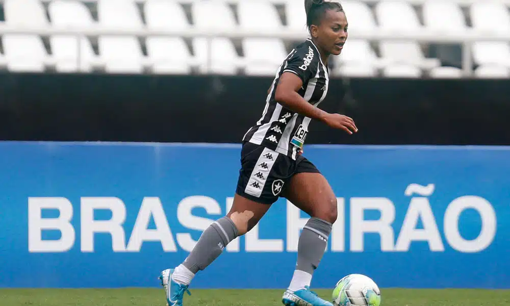 O Botafogo está na decisão do Campeonato Brasileiro Feminino A-2. Em Salvador, na Arena Fonte Nova, o Bahia recebeu as Gloriosas e foi derrotado por 2 a 1. Os gols do time carioca foram marcados por Kelen e Vivian. Já as donas da casa balançaram a rede com Ellen. A partida iniciou bastante movimentada, com as equipes criando cinco chances de gol em menos de 15 minutos: três das visitantes e duas das mandantes.