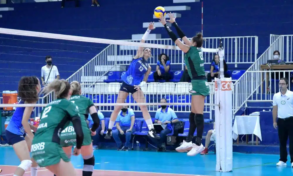 O Brasília Vôlei conquistou uma importante vitória nesta terça-feira (19) em jogo isolado da Superliga feminina 2020/21. Do outro lado, o São Caetano segue sem pontos e triunfos na competição. O confronto, válido pela quarta rodada do returno, aconteceu no ginásio Lauro Gomes, no ABC Paulista. Mesmo como visitante, a equipe candanga marcou 3 sets a 1, parciais de 25/11, 25/18, 22/25 e 25/5, em 1h37min.