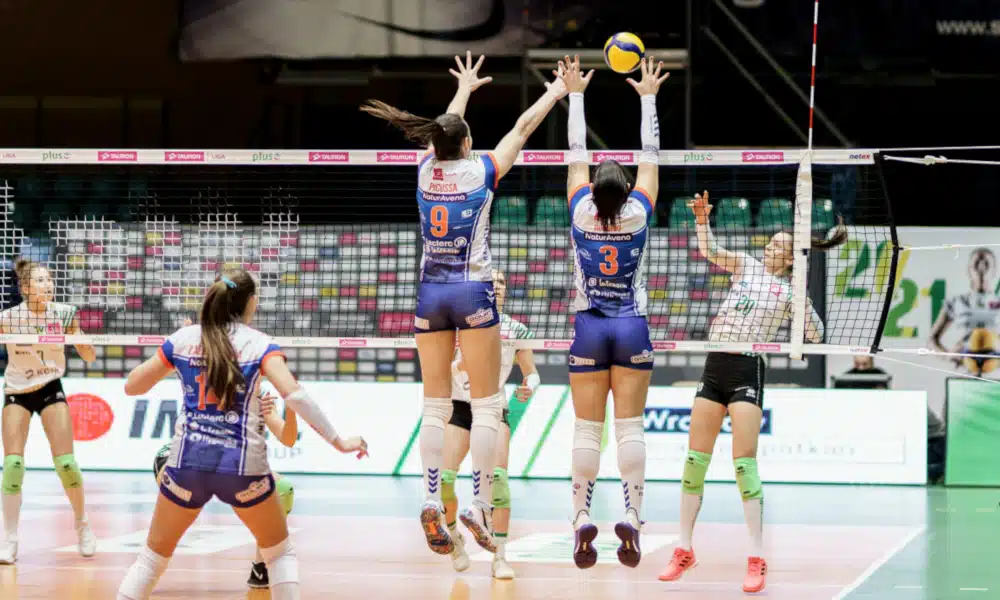 Bruna Honório e Andressa Picussa se destacaram na vitória do Radomka Radom nesta sexta-feira (8) pela Liga Polonesa de vôlei (Tauron Liga). As duas atletas estiveram entre as três maiores pontuadoras do time vitorioso no triunfo, em casa, contra o Grot Budowlani Łódź. Com o resultado, o time das brasileiras chegou à vice-liderança, com 15 pontos, mesma pontuação do líder SkyRes Rzeszów, mas com dois jogos a mais