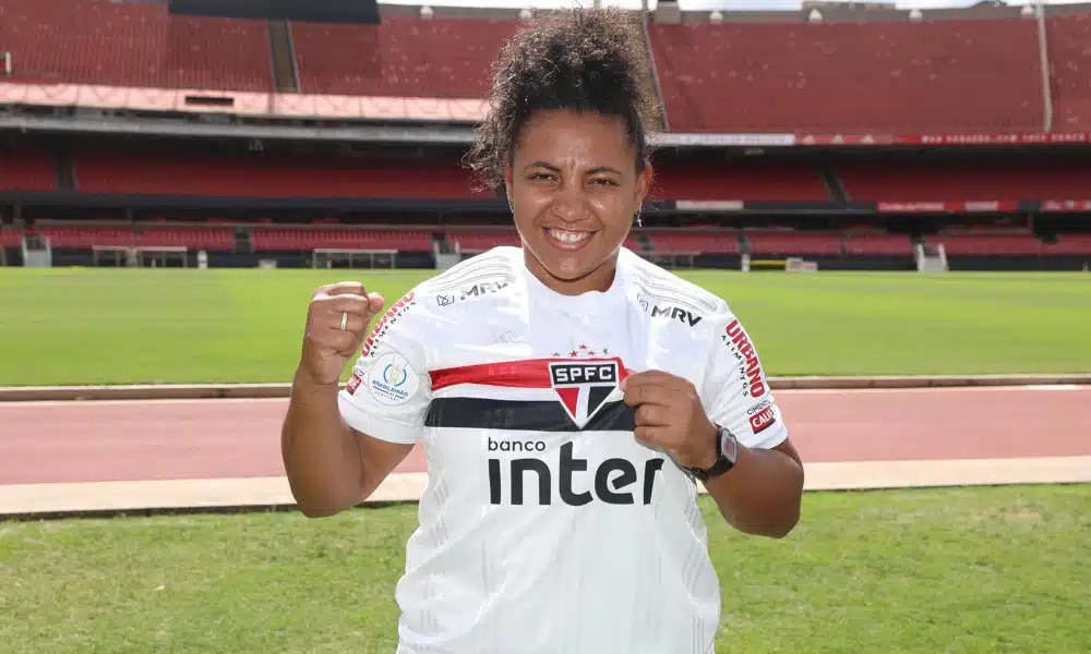 Carla Nunes está de casa nova. Na verdade, a atacante, artilheira do Campeonato Brasileiro Feminino A-1 de 2020 pelo Palmeiras, com 12 gols, regressa ao São Paulo, clube em que atuou em 2015. A jogadora firmou contrato de uma temporada e é o sexto reforço do Tricolor para as competições de 2021. Essa será a segunda passagem da atleta de 29 anos na equipe do Morumbi.