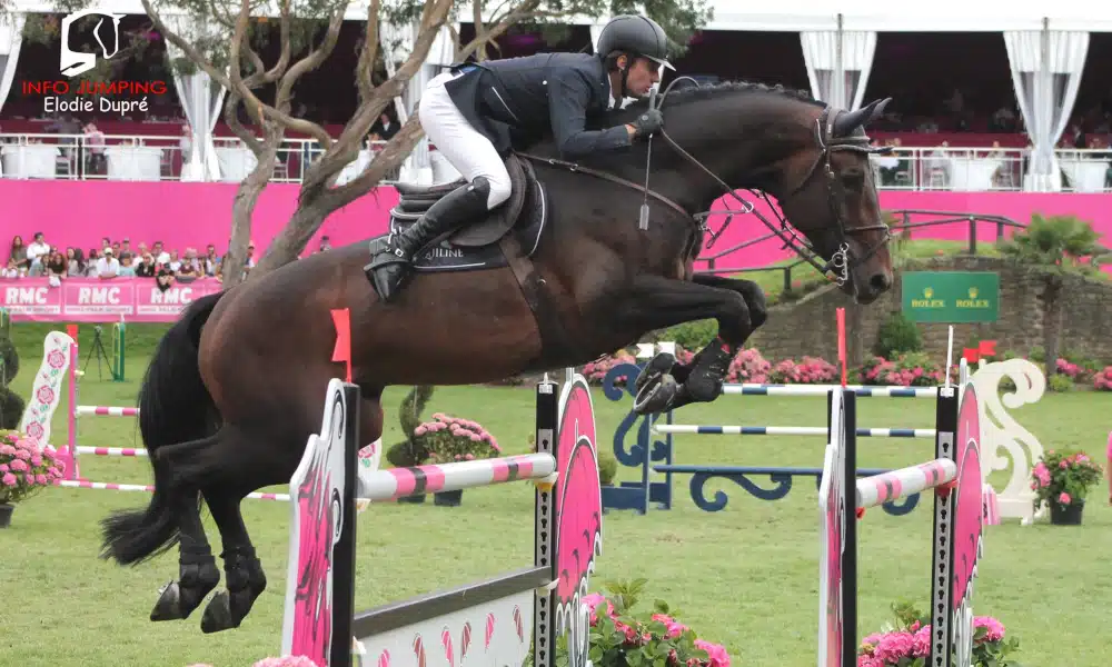 O cavaleiro Cássio Rivetti foi o melhor entre os brasileiros no terceiro dia do Concurso três estrelas de hipismo saltos de Wellington, nos Estados Unidos. Montando Genesis, o atleta conquistou o terceiro lugar em uma das provas que competiu nesta sexta-feira (15). Além dele, o Brasil está sendo representado no evento por Rodrigo Pessoa, Eduardo Menezes e João Eduardo Carvalho