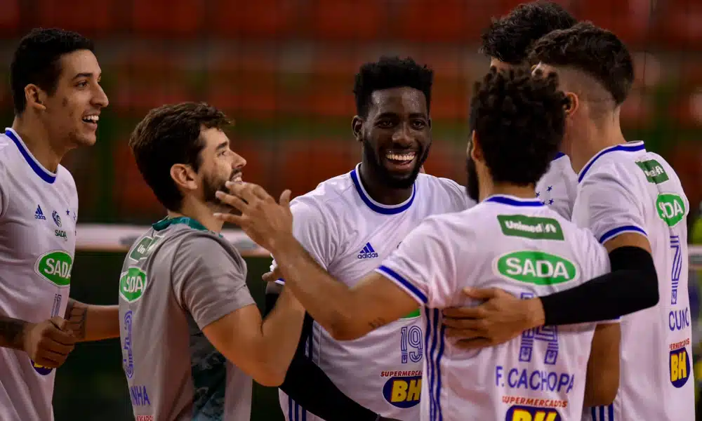 O Sada Cruzeiro confirmou seu favoritismo diante do Montes Claros América e se garantiu na semifinal da Copa Brasil de 2021. O duelo mineiro foi realizado no ginásio do Riacho, em Contagem (MG), e o time celeste não tomou conhecimento do adversário. Sem Alan, poupado, o técnico Marcelo Mendez escalou o ponteiro cubano Miguel López como oposto e ele deu show no triunfo por 3 sets a 0: 25/16, 25/19 e 25/21.