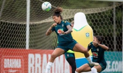 Cristiane em treino da seleção feminina