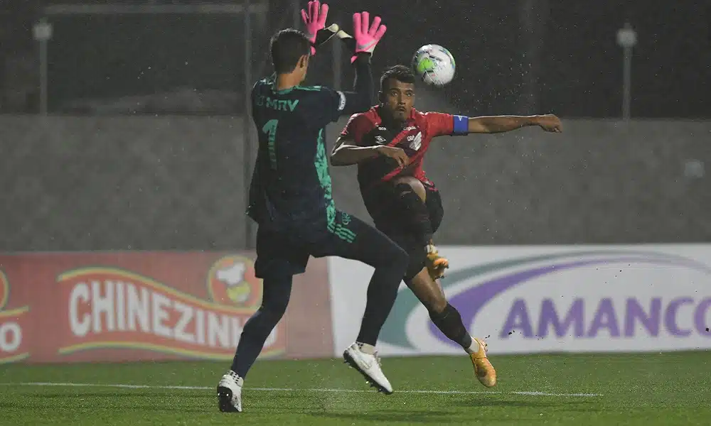 Athletico bate o Flamengo e avança à decisão do Brasileiro sub-20