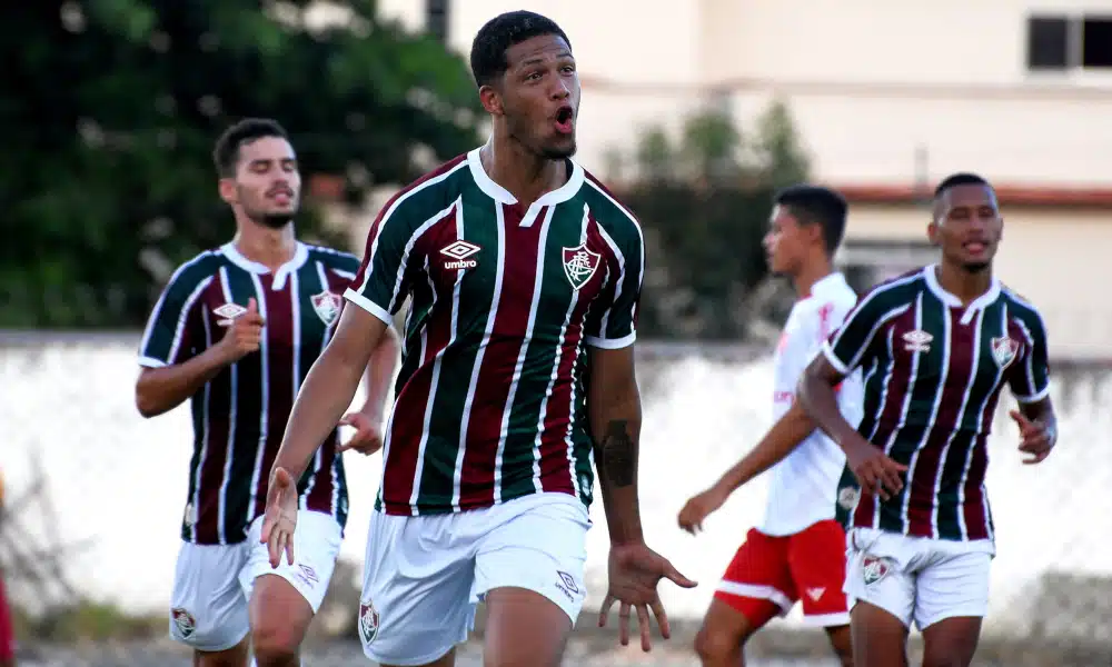 A bola rolou nesta quinta-feira (7) para o jogo de ida entre Fluminense e Vila Nova pela semifinal do Campeonato Brasileiro de Aspirantes de 2020. Após pouco mais de 90 minutos, a definição de uma das duas vagas na decisão tem o Tricolor em vantagem. A partida entre a equipe carioca e a goiana foi realizada no estádio Luso Brasileiro, no Rio de Janeiro, e acabou 2 a 1 para os mandantes, de virada, com dois gols do centroavante Samuel.