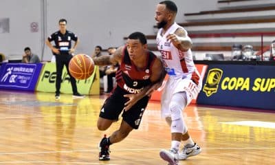 A edição de 2021 da Copa Super 8 de basquete masculino reservou um confronto entre os dois únicos campeões da competição nas quartas de final. E quem segue na briga pelo bicampeonato é o Flamengo, que derrotou o Sesi Franca neste sábado (16) em partida equilibrada. Após um empate em 46 a 46 no primeiro tempo, o time Rubro-Negro foi mais eficiente na segunda etapa e conquistou a vitória por 90 a 79.