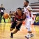 A edição de 2021 da Copa Super 8 de basquete masculino reservou um confronto entre os dois únicos campeões da competição nas quartas de final. E quem segue na briga pelo bicampeonato é o Flamengo, que derrotou o Sesi Franca neste sábado (16) em partida equilibrada. Após um empate em 46 a 46 no primeiro tempo, o time Rubro-Negro foi mais eficiente na segunda etapa e conquistou a vitória por 90 a 79.