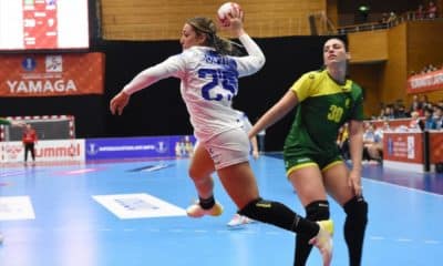 Gabriela Bitolo, ex-Pinheiros, fez sua estreia pelo Elche na Liga Espanhola de handebol feminino nesta terça-feira (5). A atleta brasileira, de 21 anos, iniciou sua caminhada no clube europeu da melhor forma possível. Nos pouco mais de 57 minutos em que esteve em quadra, ela marcou quatro gols no triunfo de sua equipe, fora de casa, contra o La Calzada, por 27 a 19.