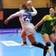 Gabriela Bitolo, ex-Pinheiros, fez sua estreia pelo Elche na Liga Espanhola de handebol feminino nesta terça-feira (5). A atleta brasileira, de 21 anos, iniciou sua caminhada no clube europeu da melhor forma possível. Nos pouco mais de 57 minutos em que esteve em quadra, ela marcou quatro gols no triunfo de sua equipe, fora de casa, contra o La Calzada, por 27 a 19.