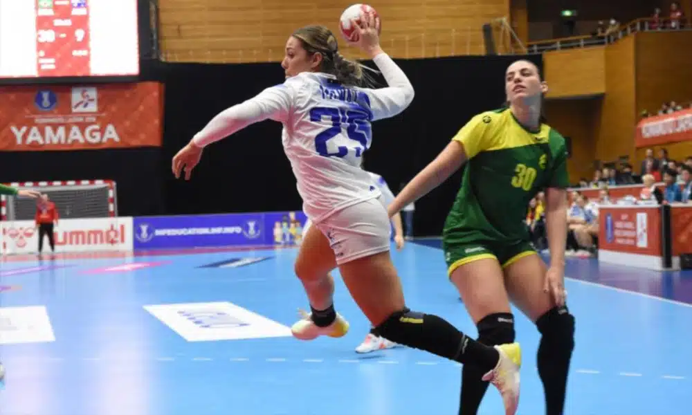 Gabriela Bitolo, ex-Pinheiros, fez sua estreia pelo Elche na Liga Espanhola de handebol feminino nesta terça-feira (5). A atleta brasileira, de 21 anos, iniciou sua caminhada no clube europeu da melhor forma possível. Nos pouco mais de 57 minutos em que esteve em quadra, ela marcou quatro gols no triunfo de sua equipe, fora de casa, contra o La Calzada, por 27 a 19.