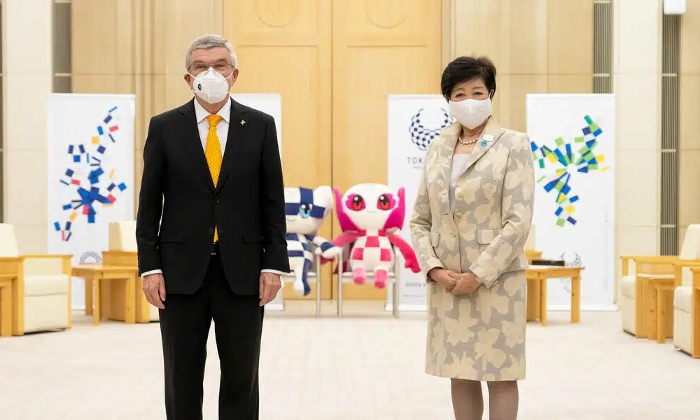 A pandemia do coronavírus volta a colocar em risco da realização dos Jogos Olímpicos e Paralímpicos de Tóquio. Yuriko Koike, governadora da cidade-sede dos dois eventos, se juntou aos políticos dos municípios de Saitama, Chiba e Kanagawa para solicitar que o governo do Japão declare estado de emergência por causa da doença. Eles se reuniram neste sábado (2) com Yasutoshi Nishimura, Ministro da Economia, para fazer o pedido