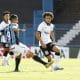 Grêmio e Corinthians jogam por uma vaga na semifinal do Campeonato Brasileiro Sub-20 neste domingo (3). Após empatarem por 0 a 0 no jogo de ida das quartas de final, em São Paulo, os times se enfrentam no CT Hélio Dourado, no Rio Grande do Sul, às 16h. Tanto o Tricolor quanto o Timãozinho se classificam com uma vitória simples. Se der empate a disputa irá para os pênaltis. Acompanhe a partida ao vivo pelo OTD!