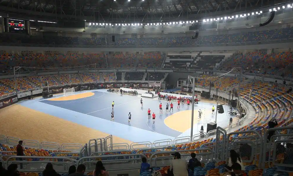 Os primeiros gols da 27ª edição do Campeonato Mundial de handebol masculino saíram nesta quarta-feira (13). A rede balançou no jogo pelo Grupo C e o Egito, país que recebe a competição em 2021, venceu/perdeu para o Chile, por 35 a 29. O torneio deste ano traz um desafio enorme para as seleções participantes e a IHF (Federação Internacional de Handebol): sobreviver ao coronavírus
