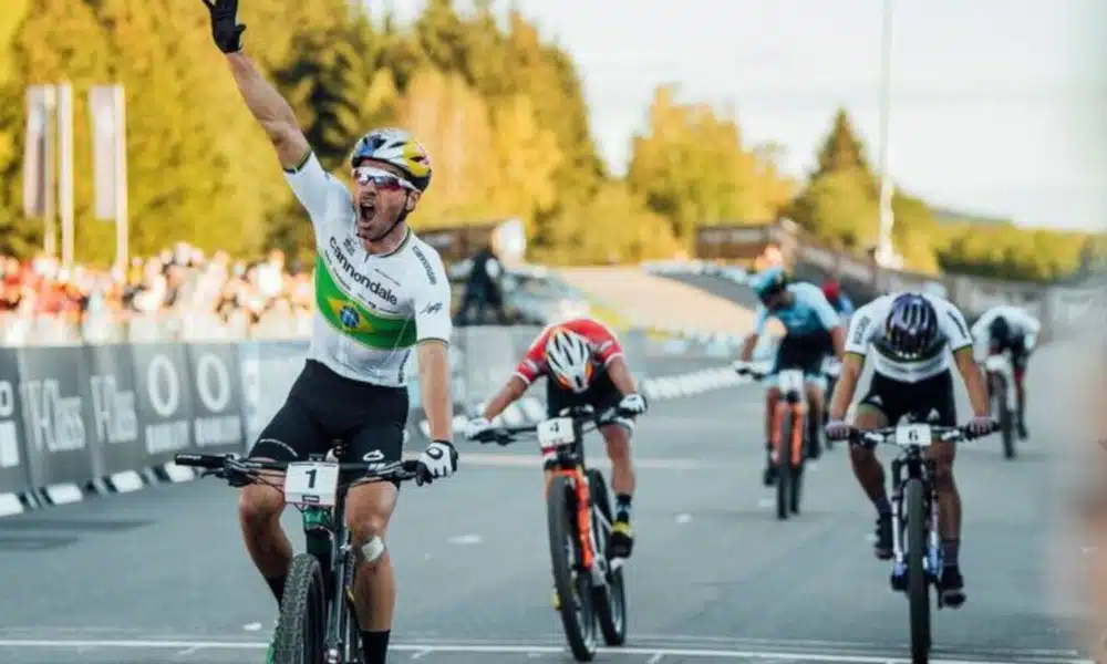 A UCI (União Ciclística Internacional) divulgou o primeiro ranking mundial de 2021 nesta semana e Henrique Avancini está na liderança no mountain bike. Com 1.136 pontos, o brasileiro está à frente do francês Jordan Sarrou, segundo, 908, e do suíço Nino Schurter, 860. A pandemia do coronavírus segue gerando incertezas, porém, iniciar o ano no topo estimula o ciclista aos próximos desafios e o principal deles é a Olimpíada de Tóquio