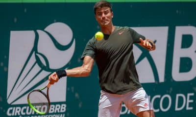 Os brasileiros João Menezes e Felipe Meligeni estão fora do Australian Open. Nesta terça-feira (12), os dois tenistas jogaram pela segunda rodada do qualifying e foram derrotados. O primeiro, número três do Brasil e 193 do mundo, caiu diante do holandês Botic Van de Zandschulp por 2 sets a 1, parciais de 6/3, 6/7 (1-7) e 6/4. Já o segundo, quarto do país e 230 no ranking da ATP, perdeu do tcheco Tomas Machac: 2 a 0 (6/1 e 7/6 -7-4)