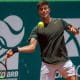 Os brasileiros João Menezes e Felipe Meligeni estão fora do Australian Open. Nesta terça-feira (12), os dois tenistas jogaram pela segunda rodada do qualifying e foram derrotados. O primeiro, número três do Brasil e 193 do mundo, caiu diante do holandês Botic Van de Zandschulp por 2 sets a 1, parciais de 6/3, 6/7 (1-7) e 6/4. Já o segundo, quarto do país e 230 no ranking da ATP, perdeu do tcheco Tomas Machac: 2 a 0 (6/1 e 7/6 -7-4)