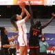 Sete jogadores brasileiros do basquete entraram em quadra neste domingo (17) e esse número aumenta se somarmos aos jogos do sábado. E duas jovens do país ganharam seus jogos pela NCAA (Liga Universitária Feminina). Destaques para a pivô Kamilla Cardoso, de 19 anos e do Syracuse 99, e para a armadora Izabela Nicoletti, de 21 anos e do Florida State. Porém, tivemos atletas do Brasil jogando na Espanha e em Portugal.