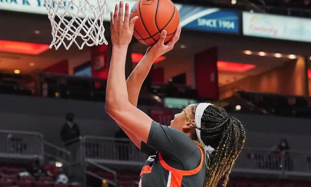 Duas atletas brasileiras atuaram nesta quinta-feira (21) pela NCAA (Liga Universitária Feminina de Basquete). Uma delas deixou a quadra vitoriosa, mas foi discreta. Já a outra sofreu um revés com seu time, porém, teve uma atuação de destaque. A armadora Izabela Nicoletti jogou nove minutos e não pontuou no triunfo do Florida State. E Kamilla Cardoso fez 13 pontos em 33 minutos na derrota do Syracuse 99