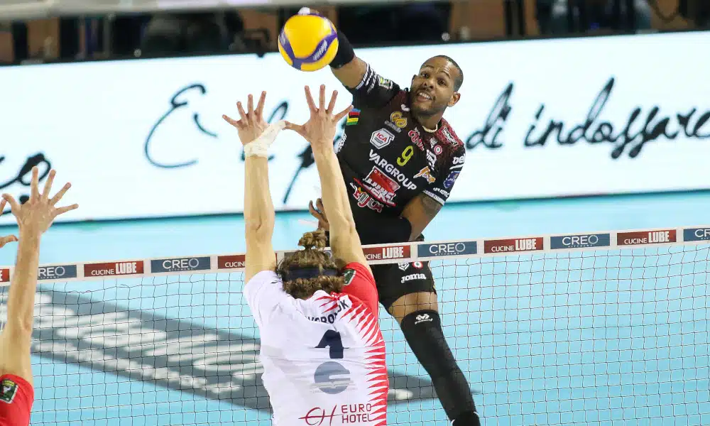 A rodada de quinta-feira (20) do vôlei na Europa contou com a presença de cinco atletas brasileiros em quadra. Campeão da Copa do Mundo de 2019 com a seleção, o ponteiro Leal foi o destaque do dia em que ocorreram mais três partidas, com duas vitórias, ambas dos homens, na Itália e na Áustria, e uma derrota no feminino, na Alemanha.