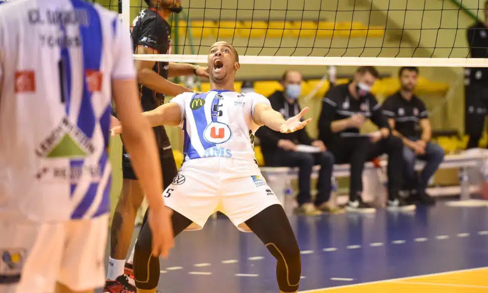 Dois jogos por rodadas atrasadas da Liga Francesa de vôlei masculino aconteceram nesta terça-feira (12). Cinco brasileiros estiveram em ação e todos por times que atuaram como visitantes. Três deles saíram vitoriosos pelo Tours, fora de casa, diante do Chaumont. E o central Leandro Aracaju foi eleito o melhor em quadra. O meio de rede Petrus e o ponteiro Pablo Natan também participaram do triunfo