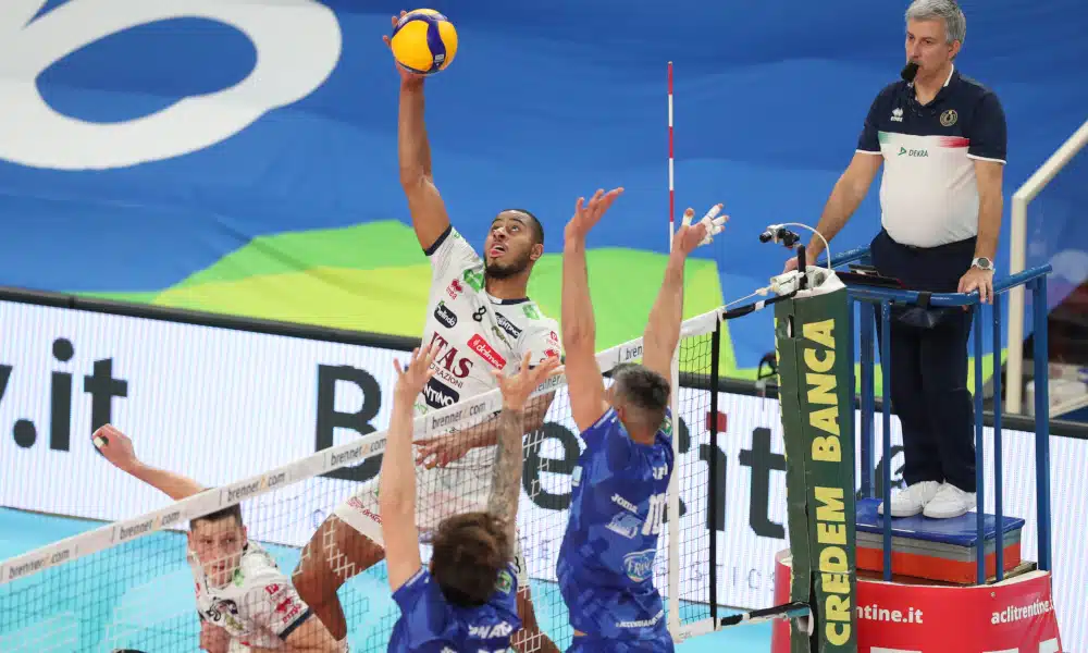 O sábado (16) foi bastante movimentado para os jogadores brasileiros do vôlei na Europa e no Japão. Os atletas canarinhos estiveram em quadra em oito países diferentes, 17 partidas. No total, foram 45 competidores do país em ação, com destaque para as vitórias dos ponteiros Lucarelli e Leal, na Itália, e do central Éder Carbonera, na Alemanha, e para o revés do ponta Lipe na liga da nação asiática
