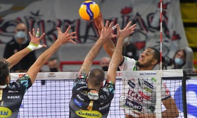O ponteiro Lucarelli e mais 13 jogadores brasileiros entraram em quadra neste domingo (3). Campeão olímpico na Rio-2016, o jogador do Itas Trentino foi decisivo na vitória diante do Perugia, líder da Liga Italiana de vôlei masculino. Ainda entre os homens e na Itália, mais dois atletas do Brasil atuaram. E, mudando para o feminino, uma legião de mulheres do país jogou pela Liga Portuguesa