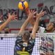 O ponteiro Lucarelli e mais 13 jogadores brasileiros entraram em quadra neste domingo (3). Campeão olímpico na Rio-2016, o jogador do Itas Trentino foi decisivo na vitória diante do Perugia, líder da Liga Italiana de vôlei masculino. Ainda entre os homens e na Itália, mais dois atletas do Brasil atuaram. E, mudando para o feminino, uma legião de mulheres do país jogou pela Liga Portuguesa