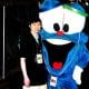 A ex-mesatenista Monica Doti,, atualmente técnica, em Atlanta-1996 ao lado do mascote Izzy