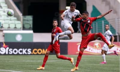 Palmeiras e Athletico-PR abriram a fase de quartas de final da Copa do Brasil Sub-17 nesta terça-feira (5). Em jogo disputado no estádio Allianz Parque, o Verdão saiu de campo com uma pequena vantagem ao bater o Furacão por 3 a 2, gols marcados pelo meio-campista Pedro Lima, os dois primeiros, e pelo zagueiro Michel. O segundo confronto entre os times será no sábado (9), às 14h, no CT do Caju, em Curitiba.