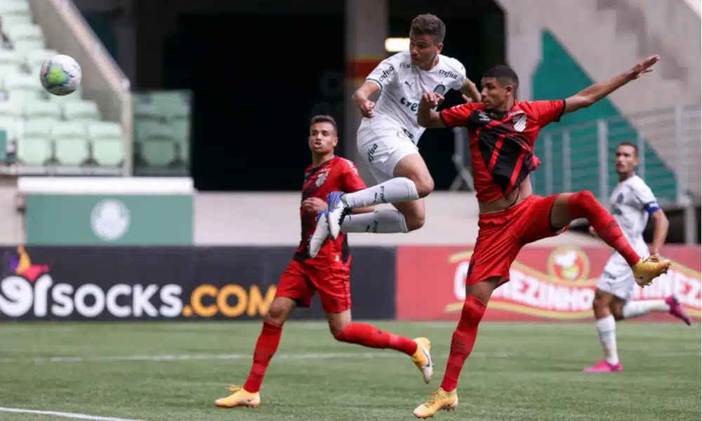 Palmeiras e Athletico-PR abriram a fase de quartas de final da Copa do Brasil Sub-17 nesta terça-feira (5). Em jogo disputado no estádio Allianz Parque, o Verdão saiu de campo com uma pequena vantagem ao bater o Furacão por 3 a 2, gols marcados pelo meio-campista Pedro Lima, os dois primeiros, e pelo zagueiro Michel. O segundo confronto entre os times será no sábado (9), às 14h, no CT do Caju, em Curitiba.