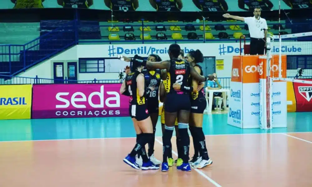 O Dentil/Praia Clube está na semifinal da Copa Brasil feminina de vôlei de 2021. Nesta terça-feira (19), o time comandado pelo técnico Paulo Coco, auxiliar da seleção brasileira, venceu o São Paulo/Barueri, equipe dirigida pelo técnico José Roberto Guimarães, tricampeão olímpico e treinador do Brasil. O clube de Uberlândia derrotou o rival, em casa, por 3 sets a 1, parciais de 25/15, 25/27, 25/14 e 25/18 e está na semifinal do torneio