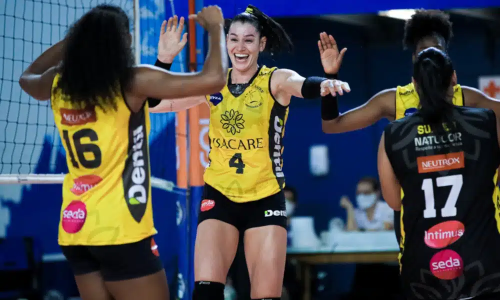 Dentil/Praia Clube e Pinheiros duelaram nesta sexta-feira (22) pela Superliga feminina 2020/21. Atuando como mandante, no ginásio Henrique Villaboim, capital paulista, o time pinheirense foi superado, com facilidade, por 3 sets a 0, parciais de 26/24, 25/11 e 25/1X, em 1hXX de confronto. Com o resultado positivo, o time de Uberlândia retoma a terceira posição, com 34 pontos, deixando o Sesi Bauru para trás, em quarto, com 31.