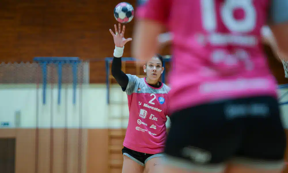 A seleção brasileira masculina de handebol não jogou pelo Mundial do Egito nesta segunda-feira (18). Desta forma, o país teve apenas uma representante em quadra e foi na Eslovênia. O Krim Mercator, de Samara Vieira, continua invicto na competição nacional com a vitória diante do Žalec, como mandante, por 34 a 20. O time da jogadora potiguar mandou seu jogo em Galjevica, pois o ginásio em Liubliana está em reforma.