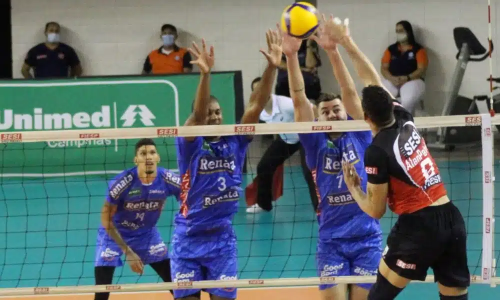 O Vôlei Renata visitou o Sesi-SP neste domingo (17) e aumentou sua sequência invicta para oito jogos na temporada 20/21. Com mais um desempenho sólido, o time de Campinas ganhou por 3 sets a 0, parciais de 25/20, 25/20 e 25/16), no ginásio da Vila Leopoldina, em São Paulo, pela terceira rodada da Superliga masculina 2020/21. O líbero Bruno Bello foi eleito o melhor em quadra e recebeu o troféu VivaVôlei.